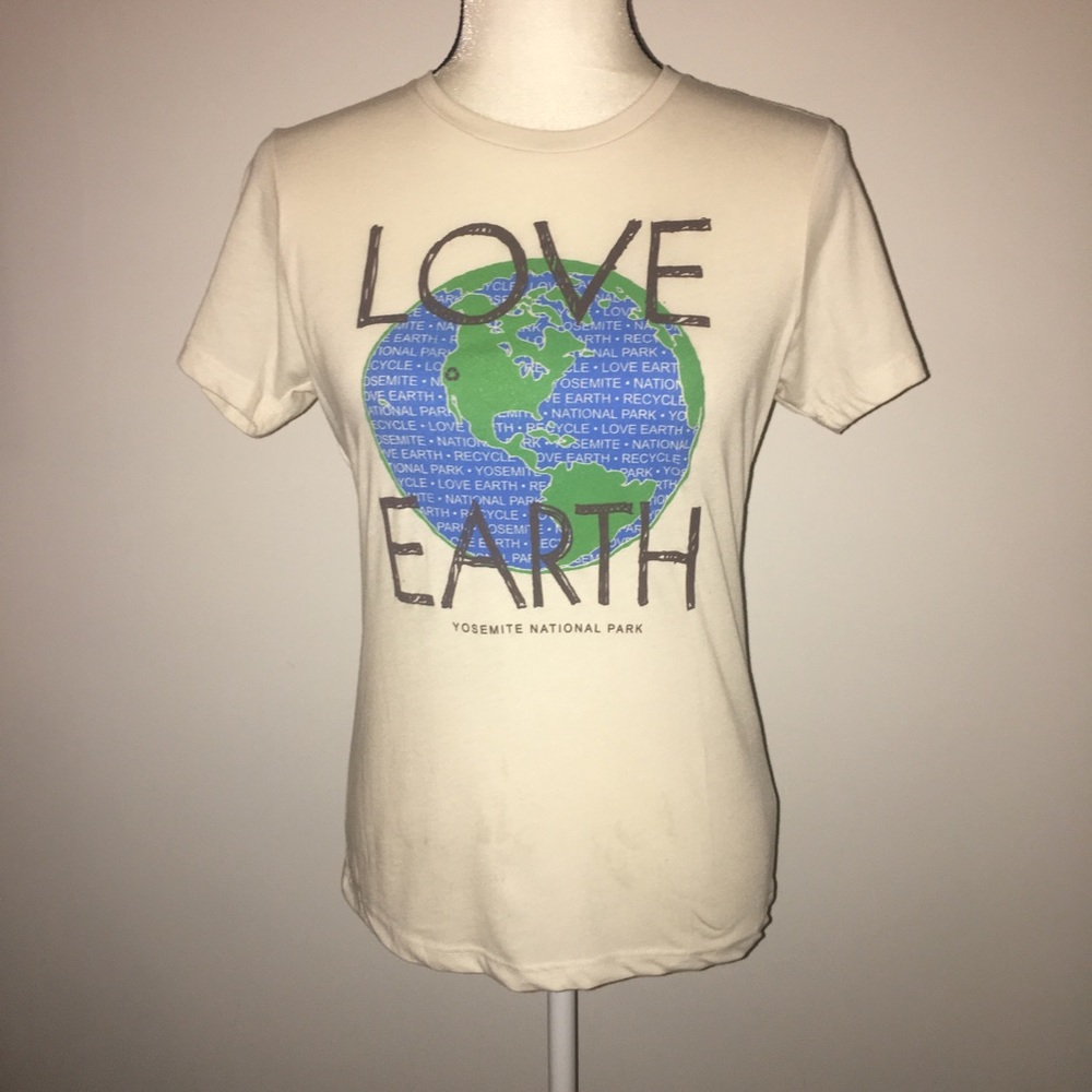Love earth women’s tee 🌎